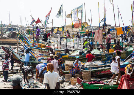 Barche da pesca e pescatori, Accra, Ghana Foto Stock