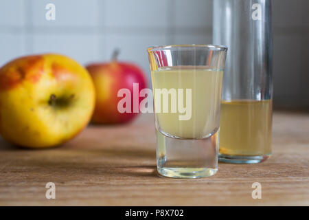 La difesa immunitaria boosting, pelle chiarire, apple disintossicante di aceto di sidro sul tavolo di legno con mele mature come decorazione Foto Stock