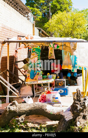 Johannesburg, Sud Africa, 23 aprile 2013, le imprese informali sul lato della strada a Soweto Foto Stock