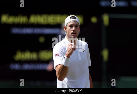 John Isner celebra la vittoria nella seconda serie il giorno undici dei campionati di Wimbledon al All England Lawn Tennis e Croquet Club, Wimbledon. Foto Stock