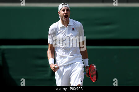 John Isner celebra la vittoria nella seconda serie il giorno undici dei campionati di Wimbledon al All England Lawn Tennis e Croquet Club, Wimbledon. Foto Stock