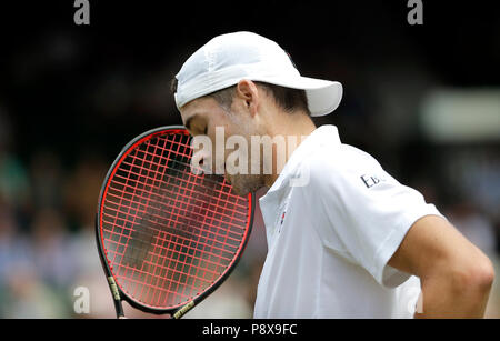 John Isner l'undici giorno dei Campionati di Wimbledon all'All England Lawn Tennis and Croquet Club di Wimbledon. PREMERE ASSOCIAZIONE foto. Data immagine: Venerdì 13 luglio 2018. Vedi PA storia TENNIS Wimbledon. Il credito fotografico dovrebbe essere: Ben Curtis/PA Wire. Foto Stock