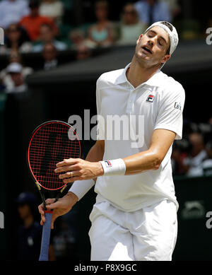 John Isner l'undici giorno dei Campionati di Wimbledon all'All England Lawn Tennis and Croquet Club di Wimbledon. PREMERE ASSOCIAZIONE foto. Data immagine: Venerdì 13 luglio 2018. Vedi PA storia TENNIS Wimbledon. Il credito fotografico dovrebbe essere: Ben Curtis/PA Wire. Foto Stock