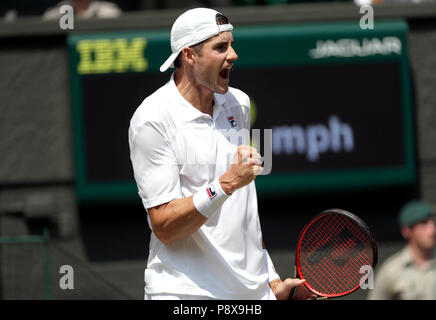 John Isner il giorno undici dei campionati di Wimbledon al All England Lawn Tennis e Croquet Club, Wimbledon. Stampa foto di associazione. Picture Data: venerdì 13 luglio, 2018. Vedere PA storia il tennis a Wimbledon. Foto di credito dovrebbe leggere: Ben Curtis/filo PA. Restrizioni: solo uso editoriale. Nessun uso commerciale senza il previo consenso scritto della AELTC. Immagine ancora utilizzare solo - Assenza di immagini in movimento per emulare broadcast. Nessuna sovrapposizione o rimozione di sponsor/annuncio loghi. Chiamate il numero +44 (0)1158 447447 per ulteriori informazioni. Foto Stock