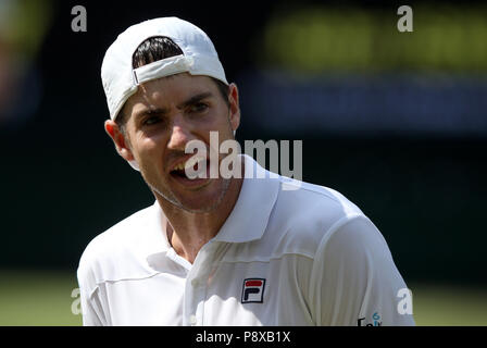 John Isner celebra la rottura del serve di Kevin Anderson il giorno undici dei campionati di Wimbledon al All England Lawn Tennis e Croquet Club, Wimbledon. Foto Stock