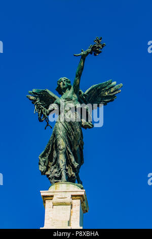 Angelo statua sul Ponte Vittorio Emanuele II ponte di Roma, Italia Foto Stock