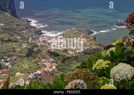 PORTO DA CRUZ, MADEIRA/PORTOGALLO - aprile 12 : vista del Porto da Cruz Madera da una cresta vicino a Portella a Madera il 12 aprile 2008 Foto Stock