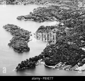 Lago Atitlan città costiera di Santiago, Guatemala, America centrale in bianco e nero Foto Stock