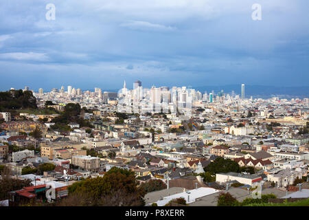 Il quartiere Castro con skyline del centro di San Francisco, California, Stati Uniti d'America Foto Stock