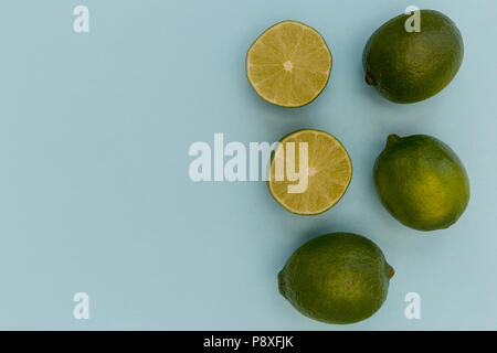 Lime fresco frutta luminoso su sfondo blu estate food concept Foto Stock