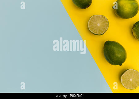 Lime fresco frutta giallo su sfondo blu estate food concept Foto Stock