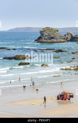 I turisti sulla spiaggia di sabbia di Trevaunance Cove, Sant Agnese, Cornwall, in Inghilterra, dove le onde e surf dell'Atlantico che ha colpito le coste. Foto Stock