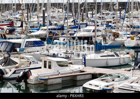 Yacht di lusso ormeggiato a Brighton Marina in East Sussex Foto Stock