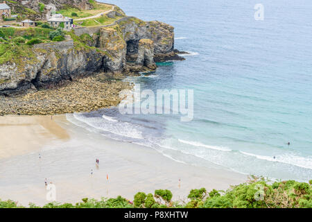 I turisti sulla spiaggia di sabbia di Trevaunance Cove nel villaggio di Sant Agnese, Cornwall, in Inghilterra, dove l'Oceano Atlantico colpisce la costa. Foto Stock