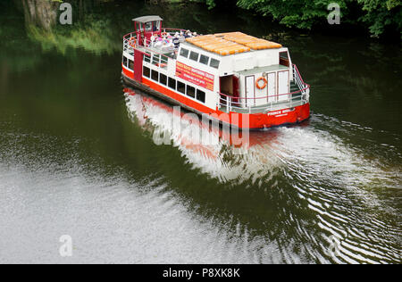 Durham City Inghilterra Riverside Cruiser vela verso il basso il Rover usura Foto Stock