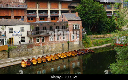 Durham City Inghilterra Riverside Cruiser e barche a remi Foto Stock