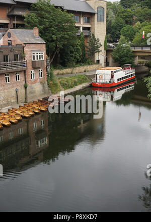 Durham City Inghilterra Riverside Cruiser e barche a remi Foto Stock