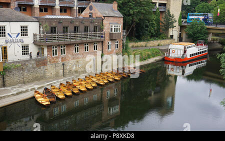 Durham City Inghilterra Riverside Cruiser e barche a remi Foto Stock