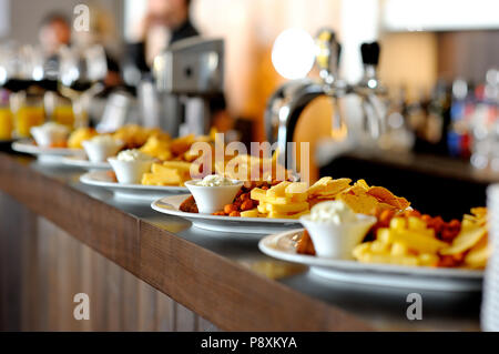 Piatti con stuzzichini vari sul bancone bar Foto Stock