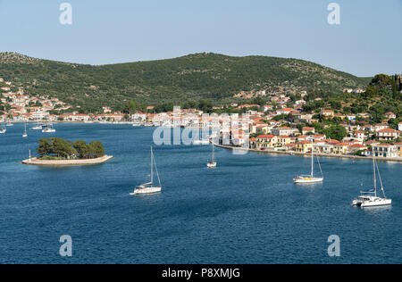 Guardando verso il basso sul porto e la città di Vathi. Sull'isola di Ithaca, Mar Ionio, Grecia Foto Stock