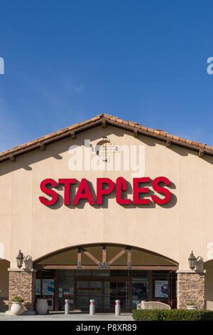 SANTA Clarita, CA/STATI UNITI D'America - 11 febbraio 2018:Punti metallici ufficio negozio di alimentazione esterno. La Staples Inc. è una grande Stati Uniti office supply chain store. Foto Stock