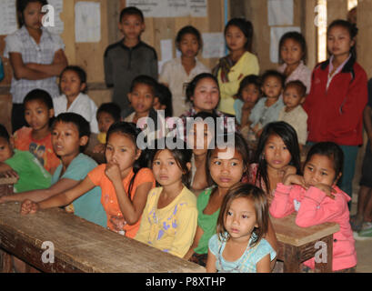 North-Laos: Scuola-bambini nel fiume Mekong scuola di villaggio Ban Muang Keo in North-Laos Foto Stock