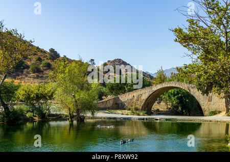 Il vecchio ponte veneziano sul Megalopotamos, vicino Preveli, Creta Foto Stock