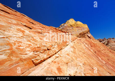 Fantastici colori e forme delle formazioni di arenaria della Valle di Fire State Park, Nevada, STATI UNITI D'AMERICA Foto Stock