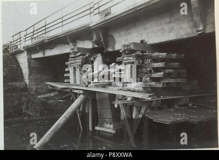 305 Gesprengte Eisenbetonbrücke in Brzezany, Heben der Fahrbahn gesenkten BildID (15439952) Foto Stock