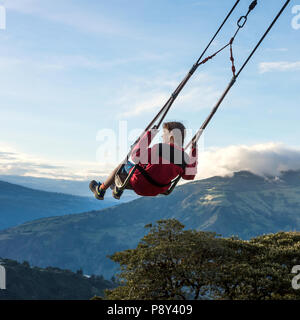 Banos, Ecuador - 22 Novembre 2017: lo swing alla fine del mondo si trova a Casa Del Arbol, il Tree House In Banos de Aqua Santa, Ecuador, Sud Foto Stock