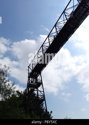 Molto lungo tubo gantry sopra il fiume Don a Doncaster, South Yorkshire, Inghilterra Foto Stock