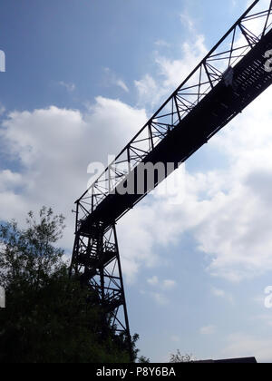 Molto lungo tubo gantry sopra il fiume Don a Doncaster, South Yorkshire, Inghilterra Foto Stock