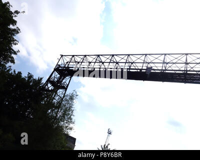 Molto lungo tubo gantry sopra il fiume Don a Doncaster, South Yorkshire, Inghilterra Foto Stock