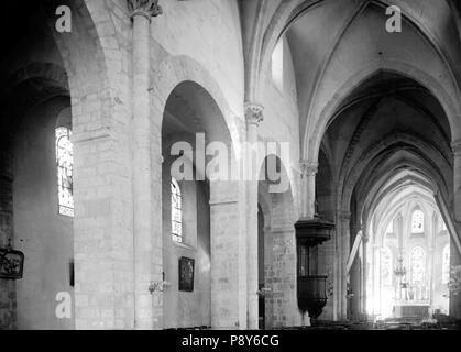 266 Eglise - Nef vue de l'entrée - Melun - Médiathèque de l'architecture et du patrimoine - APMH00035848 Foto Stock