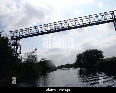 Molto lungo tubo gantry sopra il fiume Don a Doncaster, South Yorkshire, Inghilterra Foto Stock