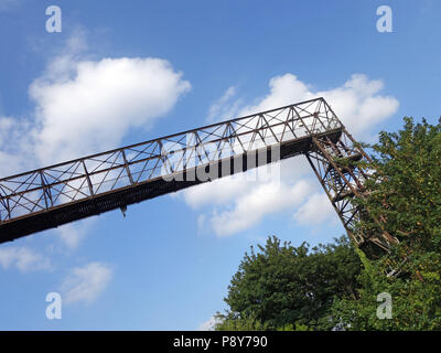 Molto lungo tubo gantry sopra il fiume Don a Doncaster, South Yorkshire, Inghilterra Foto Stock