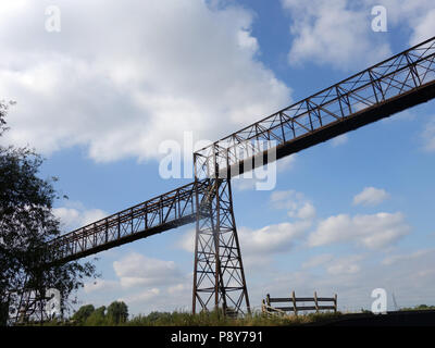 Molto lungo tubo gantry sopra il fiume Don a Doncaster, South Yorkshire, Inghilterra Foto Stock