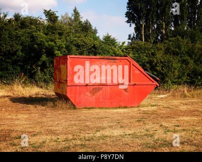 Un salto è una grande a sommità aperta del contenitore dei rifiuti progettato per il caricamento su un tipo speciale di camion per rimuovere grandi quantità di materiali riciclati Foto Stock