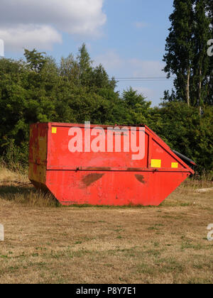 Un salto è una grande a sommità aperta del contenitore dei rifiuti progettato per il caricamento su un tipo speciale di camion per rimuovere grandi quantità di materiali riciclati Foto Stock