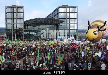 Berlino, Germania, Demo - siamo malati di esso! Di fronte alla stazione principale sulla Washingtonplatz Foto Stock