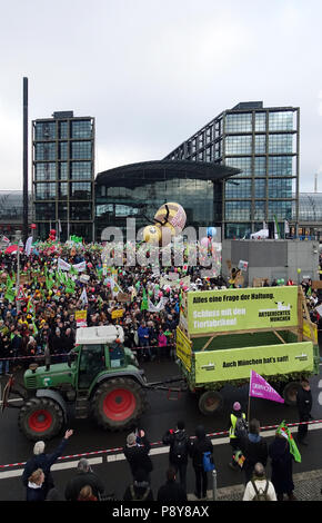 Berlino, Germania, Demo - siamo malati di esso! Di fronte alla stazione principale sulla Washingtonplatz Foto Stock