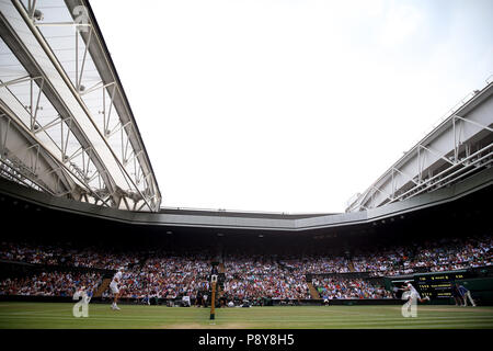 Vista generale del campo centrale come Kevin Anderson (a destra) suona John Isner il giorno undici dei campionati di Wimbledon all'All England Lawn tennis and Croquet Club, Wimbledon. Foto Stock