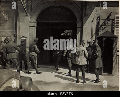 . 280 Exzellenz von Hazai, das Divisionskommando a Brunico betretend. (BildID 15585446) Foto Stock