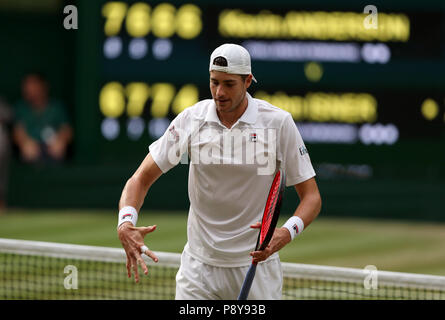 John Isner reagisce il giorno undici dei campionati di Wimbledon al All England Lawn Tennis e Croquet Club, Wimbledon. Foto Stock