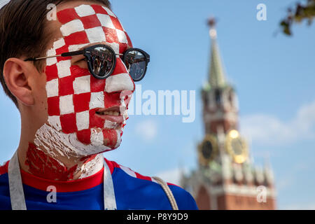 Il croato tifoso tifare per la piazza Rossa di Mosca durante la Coppa del Mondo FIFA 2018 in Russia Foto Stock