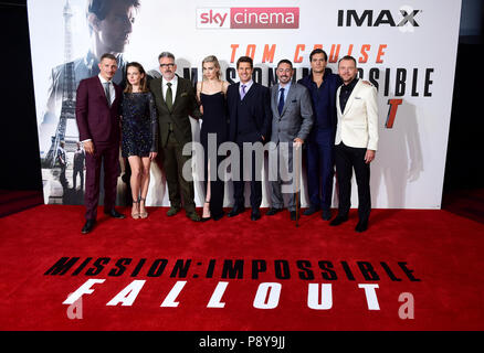 Da sinistra a destra, Federico Schmidt, Rebecca Ferguson, Christopher McQuarrie, Vanessa Kirby, Tom Cruise, Jake Myers, Henry Cavill e Simon Pegg partecipando alla missione: Impossibile Fallout premiere al BFI Imax, Waterloo, Londra. Foto Stock