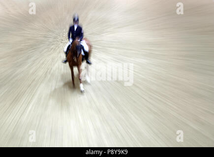 Berlino, dynamics, dressage rider e il cavallo in traversale Foto Stock