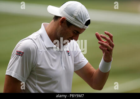 John Isner reagisce il giorno undici dei campionati di Wimbledon al All England Lawn Tennis e Croquet Club, Wimbledon. Foto Stock