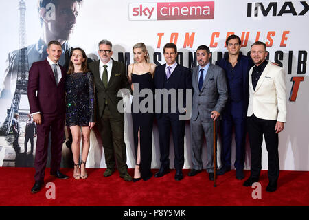 Da sinistra a destra, Federico Schmidt, Rebecca Ferguson, Christopher McQuarrie, Vanessa Kirby, Tom Cruise, Jake Myers, Henry Cavill e Simon Pegg partecipando alla missione: Impossibile Fallout premiere al BFI Imax, Waterloo, Londra. Foto Stock