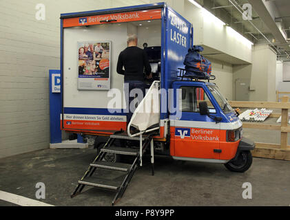 Berlino, Germania, uomo preleva contanti presso il più vasto Zaster della Berliner Volksbank Foto Stock